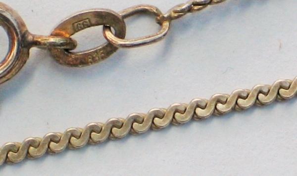 Lange Halskette im Wellenmusterdesign aus 835er Silber, vergoldet, Länge 61 cm, Gewicht: 4,4g