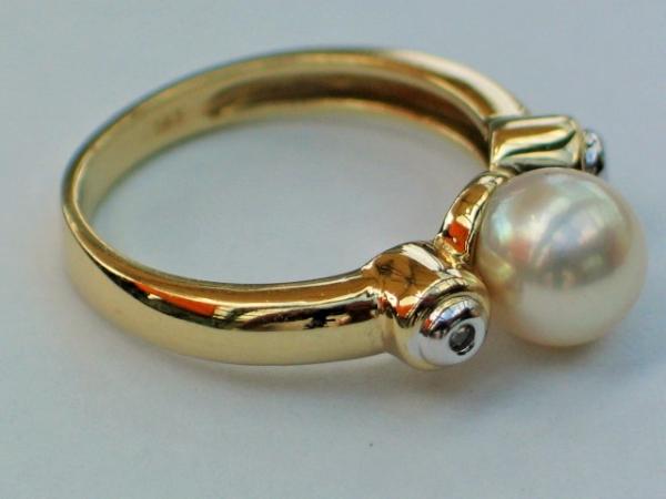 Perlenring und 2 kleinen Diamanten aus 585er Weissgold, Größe 55, Gewicht: 4,5g