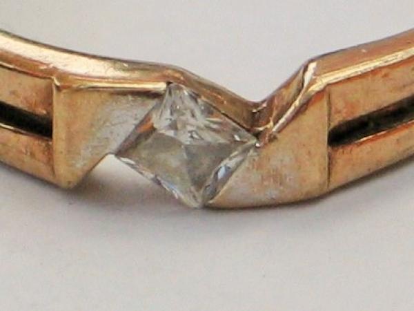 Ring aus 333er Gelbgold mit Zirkonia, Größe 51, Gewicht: 1,9g