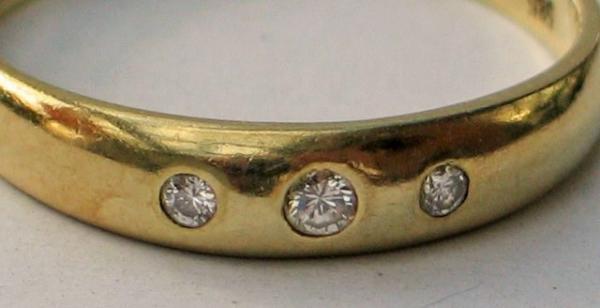 Diamantring mit 3 lupenreinen Diamanten aus 585er Gelbgold, Größe 57 Gewicht: 2,4g