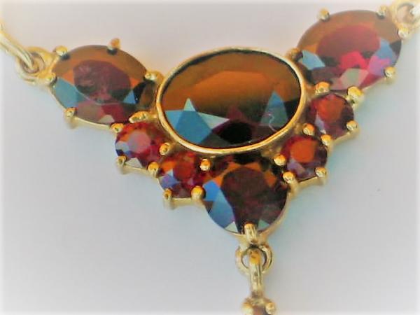 Collier mit Granatsteinen, 333er Gold, Länge: 40 cm, Gewicht: 4,6g