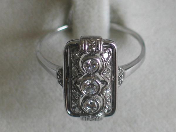 Art Deco Damenring aus 750er Weißgold mit 13 Diamanten 0.47 ct. Gutachten, Größe 58, Gewicht: 3,0g
