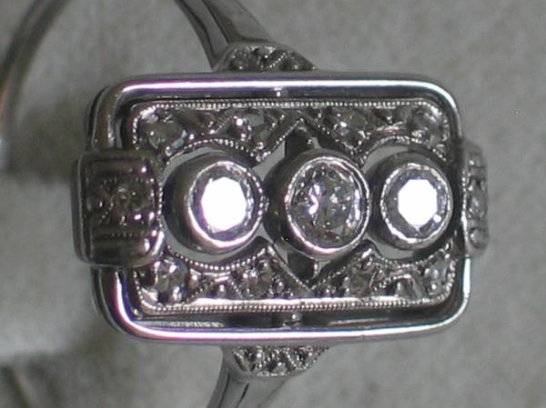 Art Deco Damenring aus 750er Weißgold mit 13 Diamanten 0.47 ct. Gutachten, Größe 58, Gewicht: 3,0g