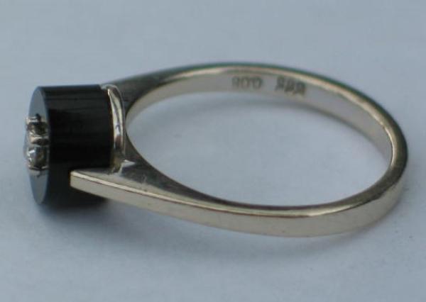 Diamantring mit 0.08 ct., Schmuckstein schwarz, 585 Weißgold, Größe 54, Gewicht: 3,2g