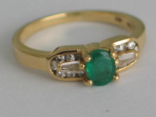 Smaragd- Diamantring aus 750er Gelbgold, Größe 49, Gewicht 2,9g