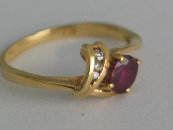 Rubin- Diamantring aus 750er Gelbgold, Größe 49, Gewicht 2,0g