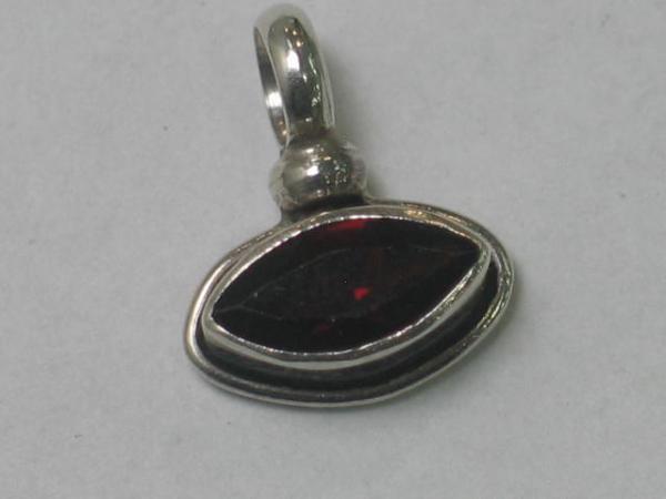 Anhänger aus 925er Sterlingsilber mit rotem Schmuckstein, Gewicht: 1,6g