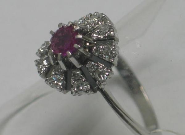 Rubinring mit Diamanten, 750er Weissgold, Größe 54, Gewicht: 5,6g