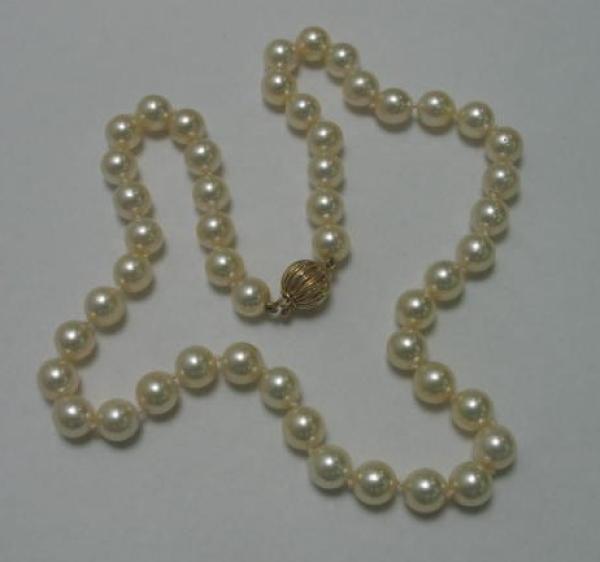 Perlenkette mit 585er Gelbgoldverschluss. Länge: 46,0 cm, Gewicht: 40,3g