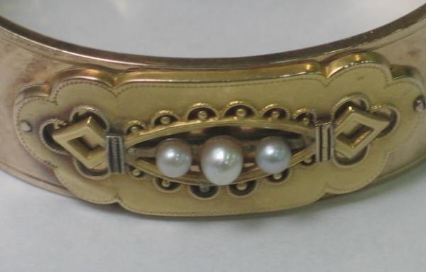 Antik: Ovaler Armreif mit Perlen, Viktorianische Epoche, 585er Gold, um 1890, Gewicht: 19,8g