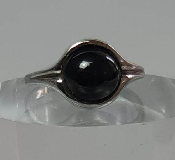 Silberring mit schwarzem Schmuckstein aus 835er Silber, offene Ringschiene, Gewicht: 3,9g