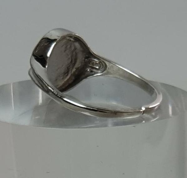 Silberring mit schwarzem Schmuckstein aus 835er Silber, offene Ringschiene, Gewicht: 3,9g