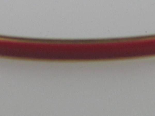 Armreif mit rotem Band aus Metall in goldfarbig