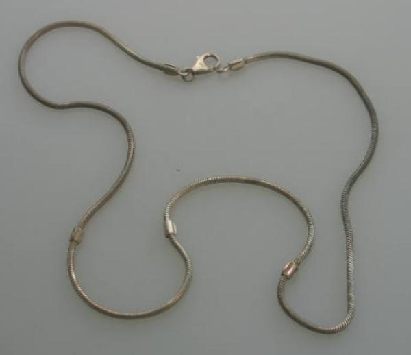 Schlangenkette mit 3 Charms aus 925er Sterlingsilber, Länge 45,0 cm, Gewicht: 17,0g