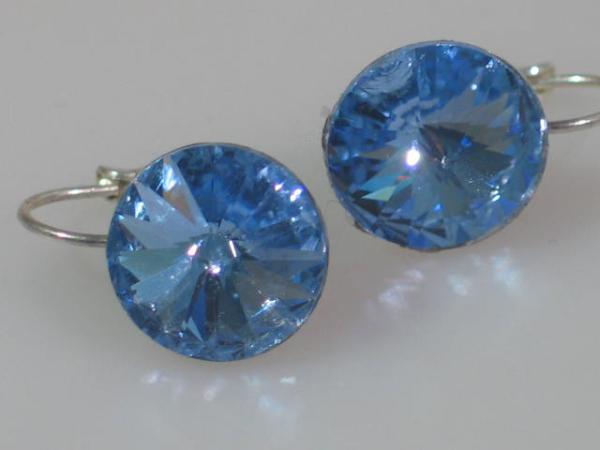Funkelnde Ohrringe mit hellblauem Schmuckstein, versilbert