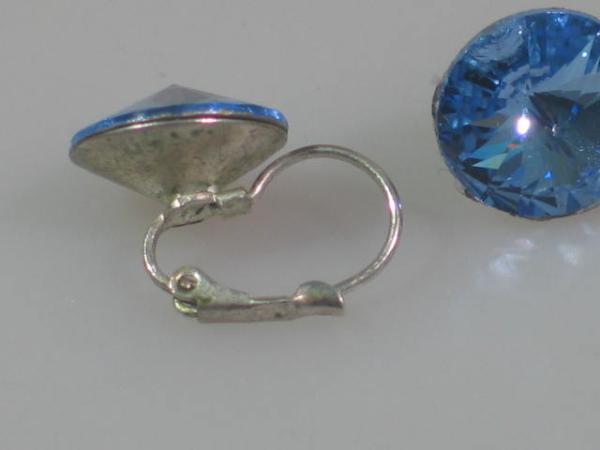 Funkelnde Ohrringe mit hellblauem Schmuckstein, versilbert