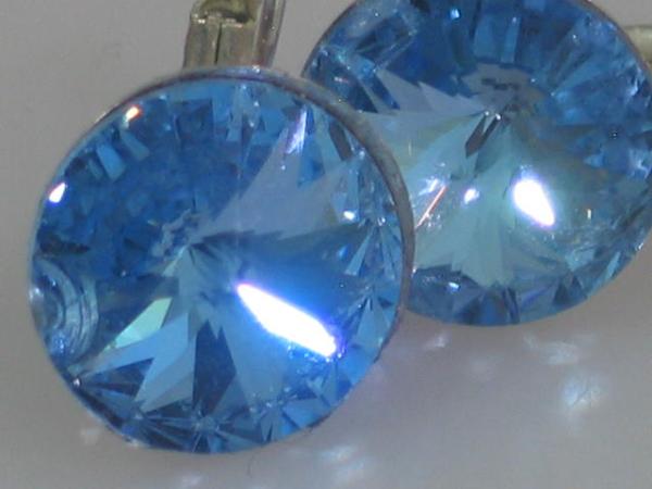 Funkelnde Ohrringe mit hellblauem Schmuckstein, versilbert