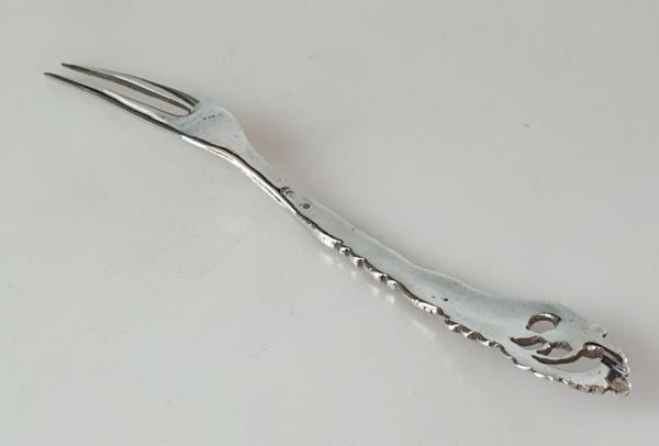 Vorlegegabel mit Motiv 800er Silber, Länge: 14,5 cm, Gewicht: 18,3g