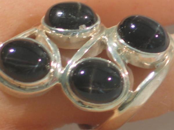 Großer Schmucksteinring mit 4 Cabochon Schmucksteinen Aubergine aus 925er Sterlingsilber, Größe 55, Gewicht: 13,7g