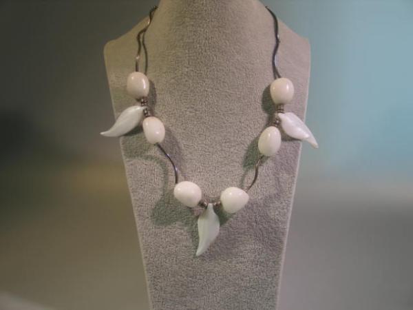 Schöne Halskette mit weißen Schmuckelementen, 925er Sterlingsilber, Länge: 45,0 cm, Gewicht: 60g