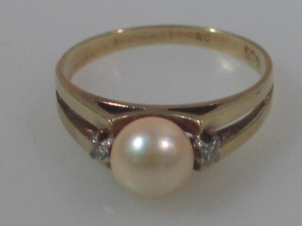Perlenring mit zwei Diamanten. 585er Gold, Größe: 59, Gewicht: 4,1g