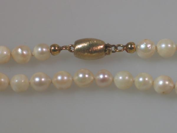 Perlenhalskette mit Verschluss aus 585 Gold, Länge 42,5 cm, Gewicht 18,0g