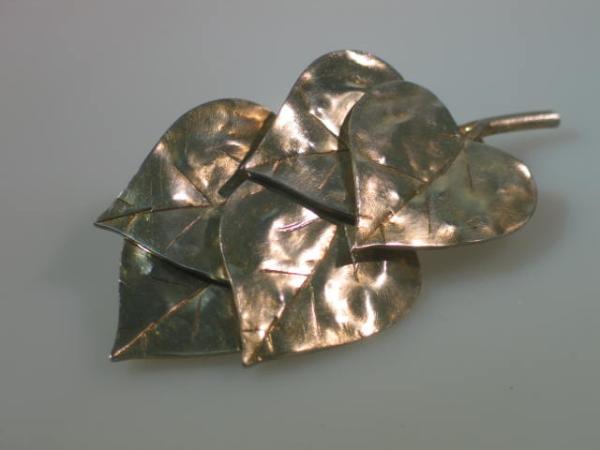 Große Brosche "Blätter" aus 925er Sterlingsilber mit leichter Vergoldung, Gewicht: 62,6g