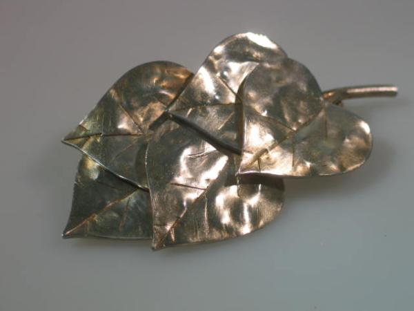 Große Brosche "Blätter" aus 925er Sterlingsilber mit leichter Vergoldung, Gewicht: 62,6g