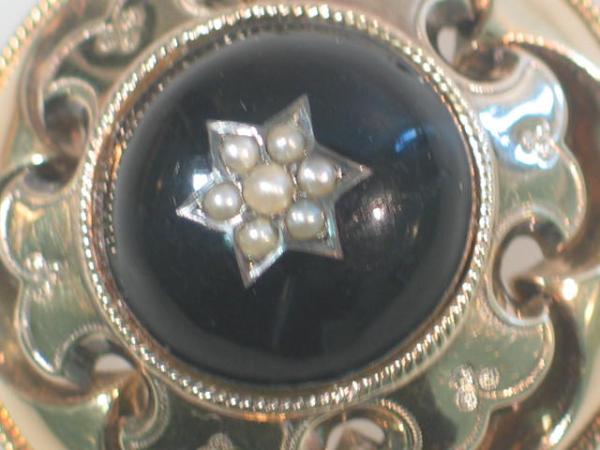 Antikschmuck Brosche aus 585er Gold mit Perlen und Onyx, Gewicht: 11,3g