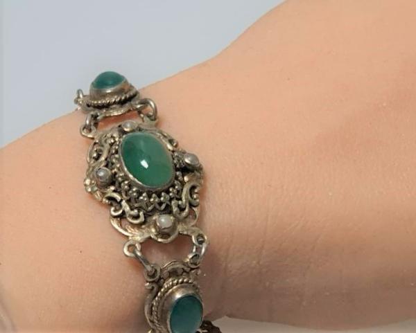 Antikschmuck Schmucksteinarmband mit grünen Steinen, Tombak, Länge: 19,5 cm