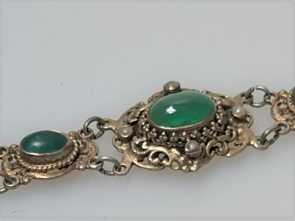 Antikschmuck Schmucksteinarmband mit grünen Steinen, Tombak, Länge: 19,5 cm