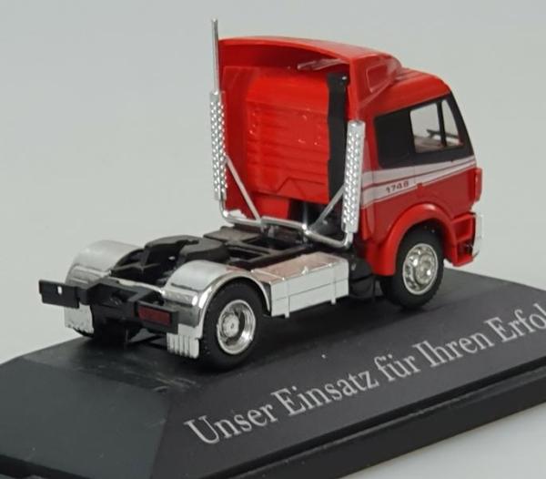 Mercedes Benz 1748 Zugmaschine LKW mit Sockel 1:87