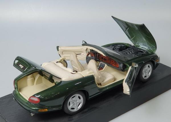 Jaguar XK8 1:18