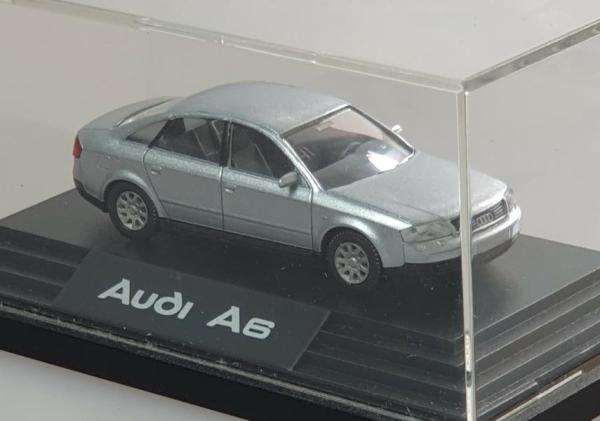 Audi A6 silber in Vitrine 1:87