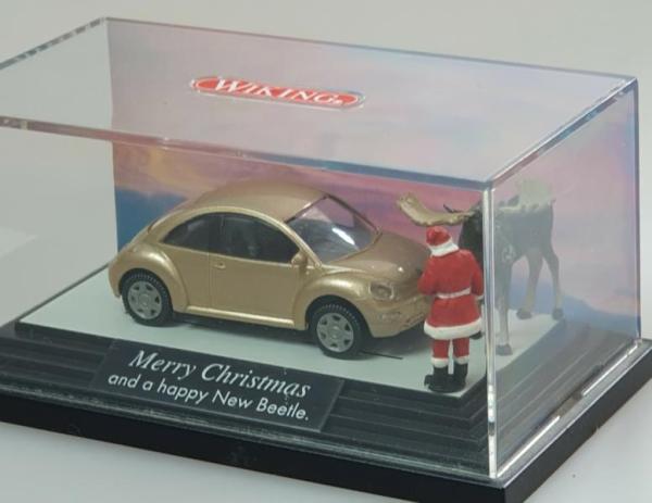 VW New Beetle "Merry Christmas" mit Figuren in Vitrine Diorama 1:87