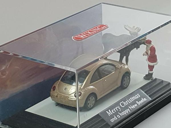 VW New Beetle "Merry Christmas" mit Figuren in Vitrine Diorama 1:87