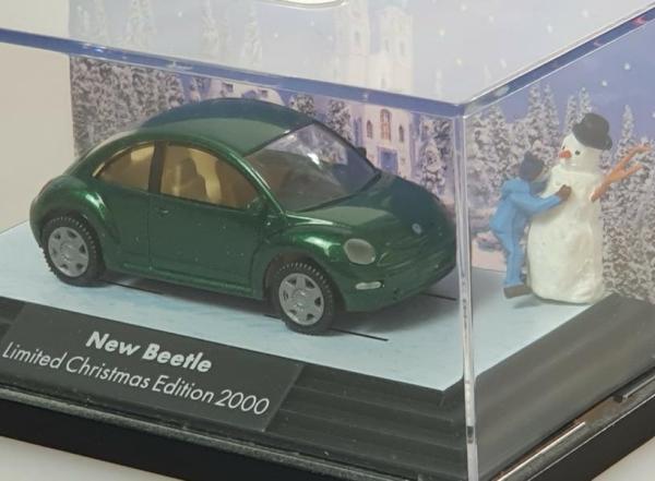 VW New Beetle Limited Christmas Edition 2000 mit Figuren in Vitrine Diorama 1:87