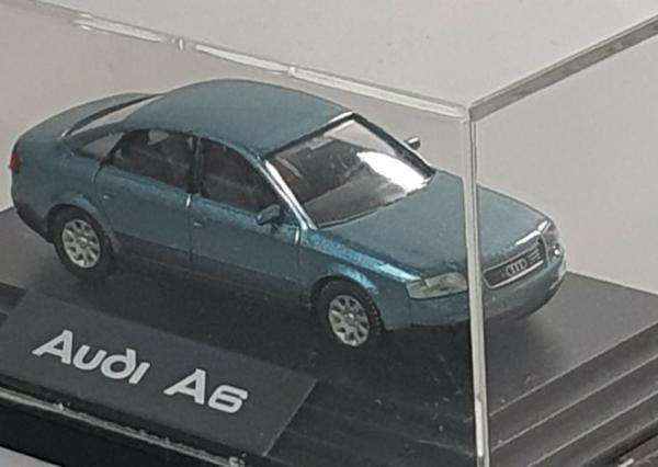 Audi A6 in Vitrine 1:87