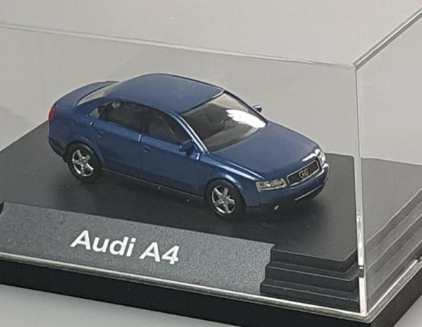 Audi A4 in Vitrine 1:87