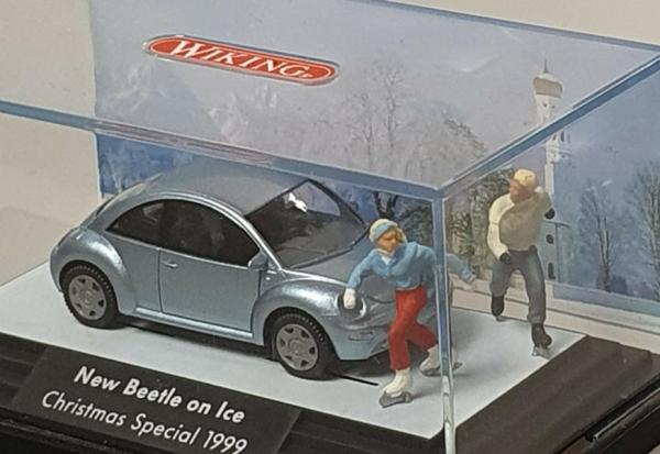 VW New Beetle on Ice "Christmas Special 1999" mit Figuren in Vitrine Diorama 1:87