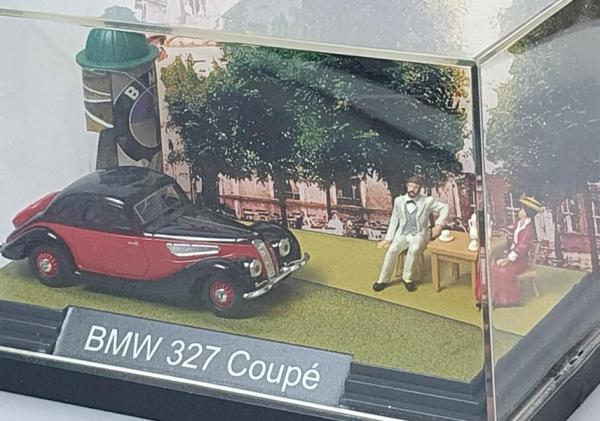 BMW 327 Coupe mit Figuren in Vitrine Diorama 1:87