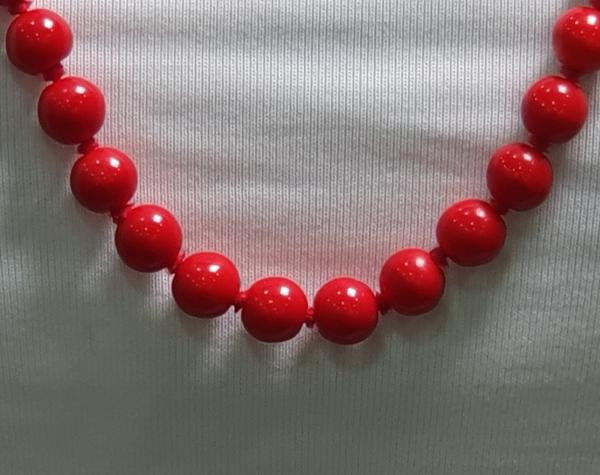 Halskette mit roten Schmucksteinkugeln, Länge 72,0 cm