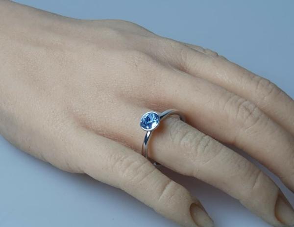 Schmucksteinring mit hellblauem Zirkonia, Größe 62