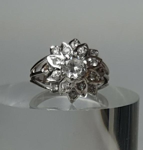 Weißgoldring mit weißen Topasen aus 750er Gold, Größe 57, Gewicht: 7,8g