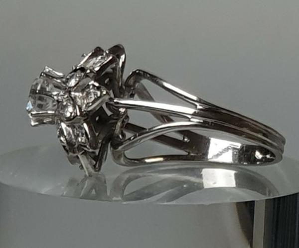 Weißgoldring mit weißen Topasen aus 750er Gold, Größe 57, Gewicht: 7,8g