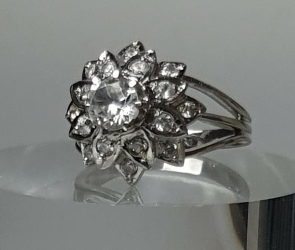 Weißgoldring mit weißen Topasen aus 750er Gold, Größe 57, Gewicht: 7,8g