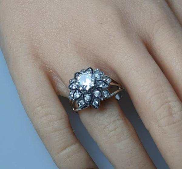 Weißgoldring mit weißen Topasen aus 750er Gold, Größe 57, Gewicht: 7,8g