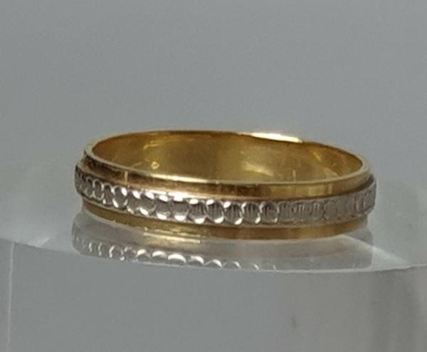 Bandring mit gemustertem Weißgoldstreifen, 750er Gold, Größe 60, Gewicht: 3,1g