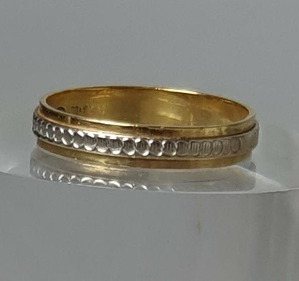 Bandring mit gemustertem Weißgoldstreifen, 750er Gold, Größe 60, Gewicht: 3,1g