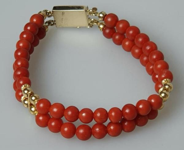 Korallenarmband mit Goldapplikationen aus 750er Gold, Länge 19,0 cm, Gewicht: 21,0g